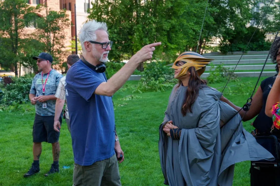 ایزابلا مرسد در نقش هاوک گرل و جیمز گان در پشت صحنه فیلم Superman