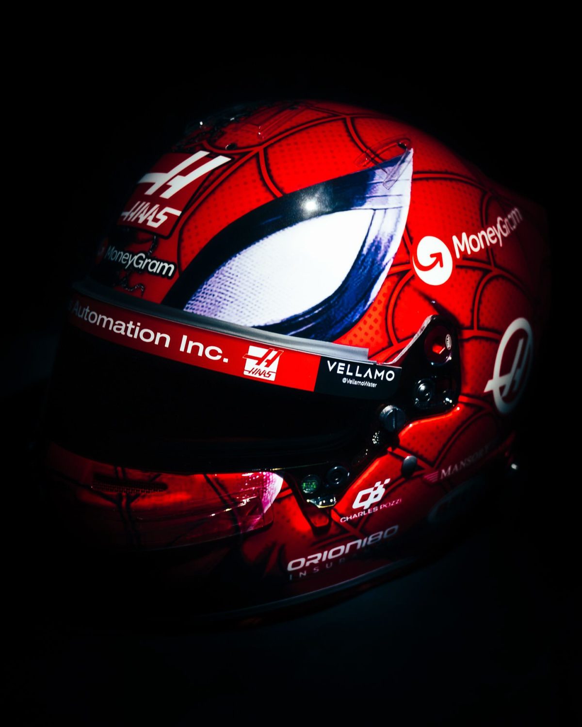 کلاه راننده فرمول یک با طرح مرد عنکبوتی و ونوم برای مسابقه لاس وگاس