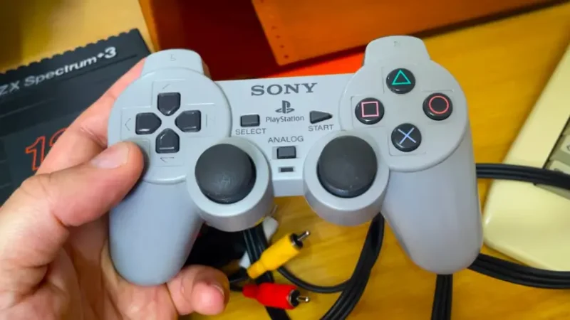 نمونه اولیهای از DualShock که کل سیستم پلی استیشن ۱ را در خود جای داده بود