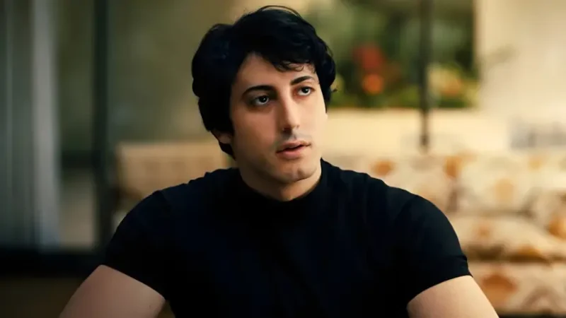 بازیگر اصلی فیلم I Play Rocky (I Play Rocky) در صحنه فیلم‌برداری